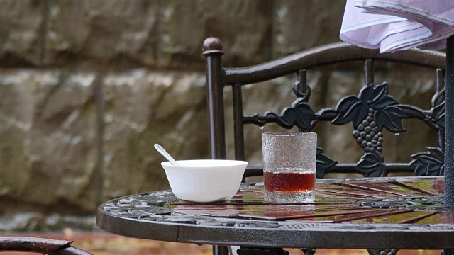 桌子和椅子在夏天的咖啡馆下大雨视频素材