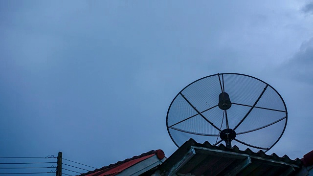 时间间隔:屋顶上的通信卫星天线视频素材