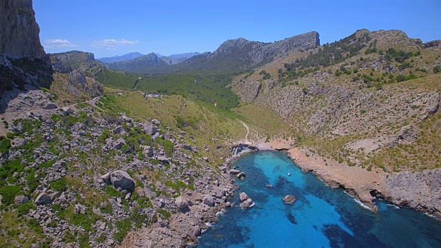 Cala Figuera和Serra de Tramuntana山脉附近的Cap Formentor在西班牙的马略卡岛巴利阿里岛视频素材