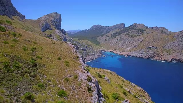 Cala Figuera和Serra de Tramuntana山脉附近的Cap Formentor在西班牙的马略卡岛巴利阿里岛视频素材