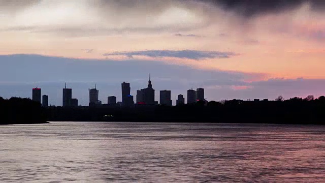 滑块时间流逝的雨日落在华沙与美丽的天际线上方维斯瓦河视频素材