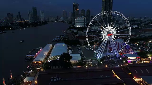 曼谷，泰国:无人机在亚洲河畔和湄南河的夜间鸟瞰图视频素材