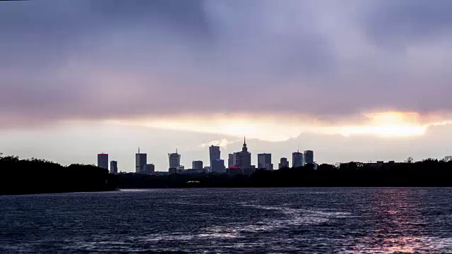 滑块时间流逝的雨日落在华沙与美丽的天际线上方维斯瓦河视频素材