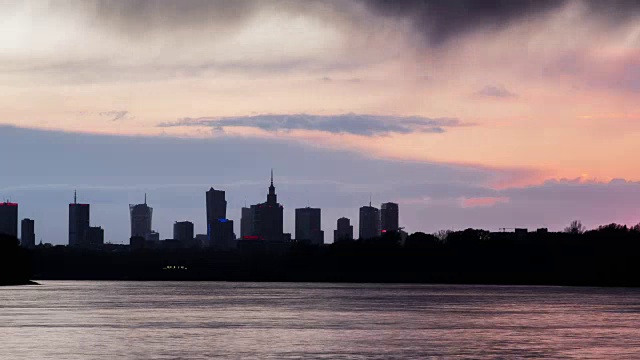 滑块时间流逝的雨日落在华沙与美丽的天际线上方维斯瓦河视频素材