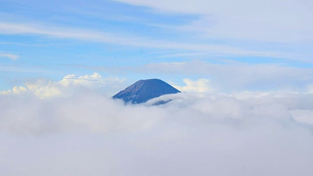 时光流逝，山巅洒如晨云视频素材