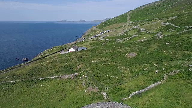 爱尔兰丁格尔半岛海岸线上的环堡鸟瞰图视频素材