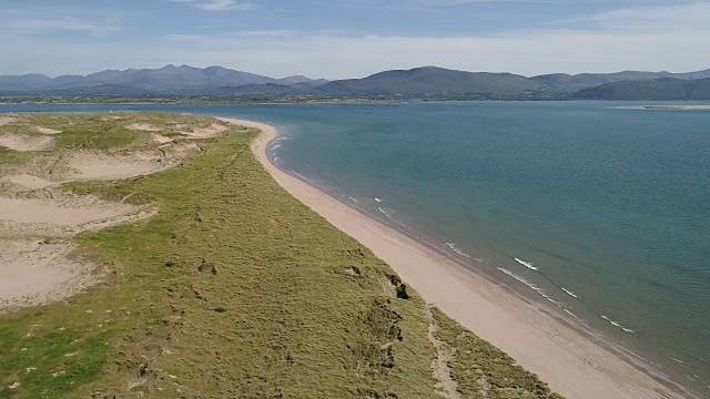 空中飞行沿着Inch海滩海岸线，爱尔兰视频素材