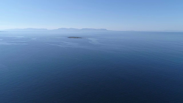 鸟瞰平静的海洋与岛屿和遥远的海岸线，爱尔兰视频素材