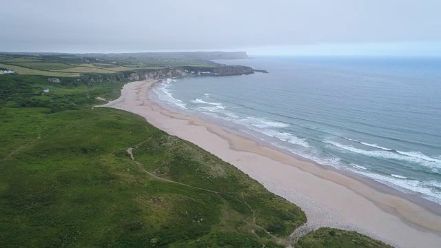 鸟瞰图白色公园湾，安特里姆海岸线，爱尔兰视频素材