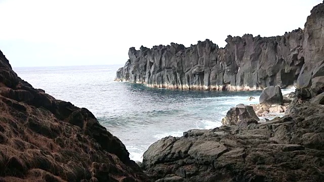 留尼汪岛的岩石裂缝视频素材