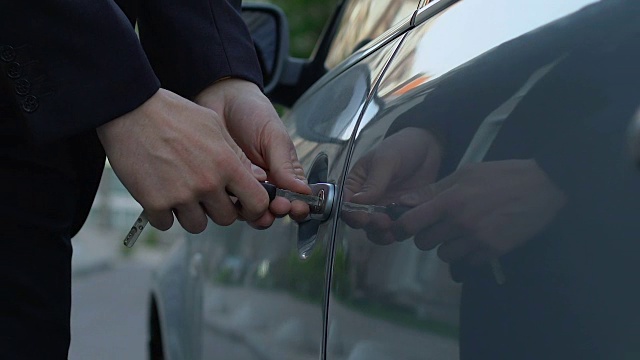 商人用钥匙打开汽车，进入汽车，私人财产视频素材