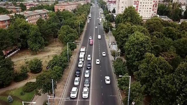 4K夏季航拍的交通枢纽，交通十字路口的天景，从上面与环形道路。视频素材