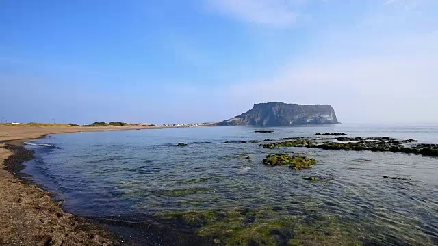 鸟瞰韩国济州岛城山一chilbong的日出视频素材