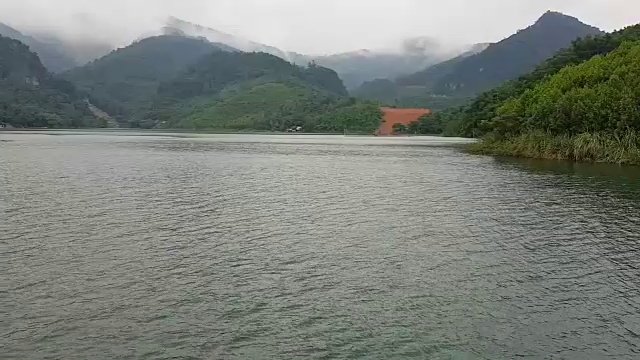 在越南美丽的湖面上划船视频素材