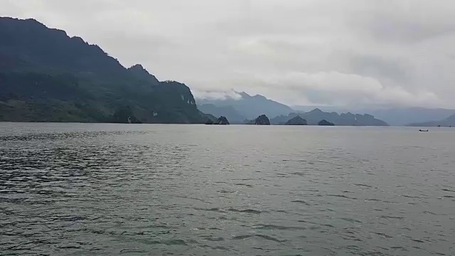 在越南美丽的湖面上划船视频素材