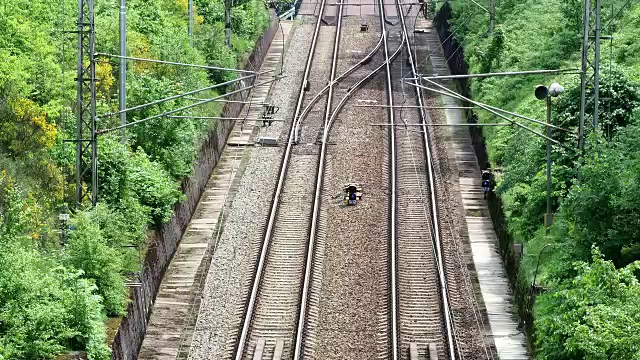 在两条铁路轨道上的视野视频素材