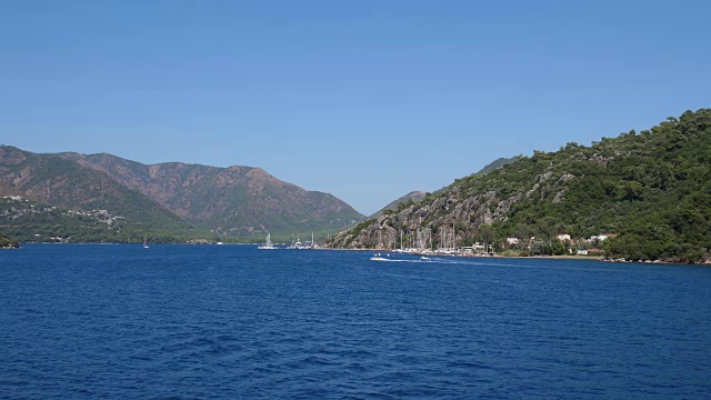 夏日海景，水上游览由美丽的大自然迎山而行视频素材