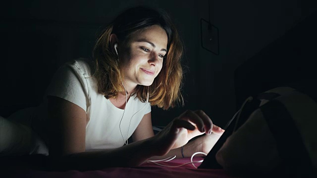 一个深夜有视频通话的女人。视频素材