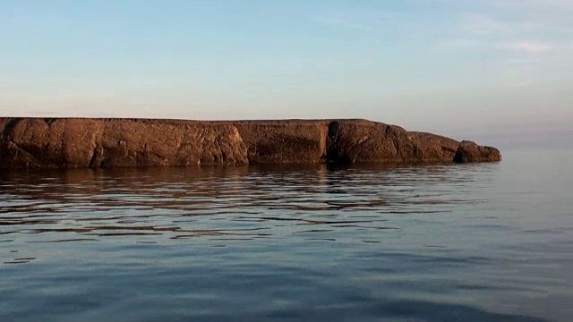 海岸，日落和北冰洋水面在新地球瓦加奇岛。视频素材