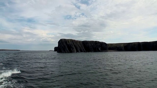 海岸，日落和北冰洋水面在新地球瓦加奇岛。视频素材