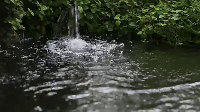 水流动，水落下。视频下载