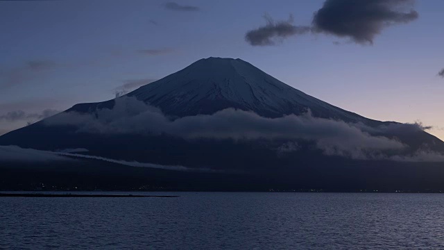 黄昏时富士山上的山中湖视频素材