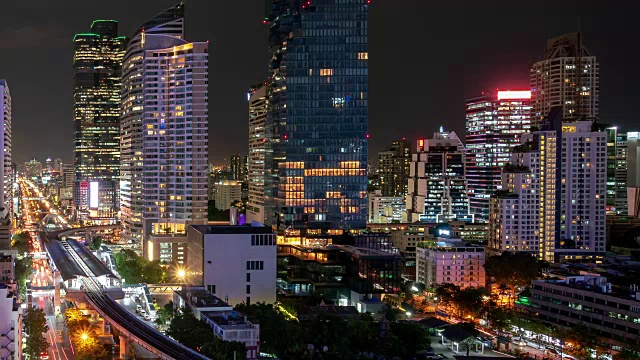 夜间曼谷摩天大楼的天际线。视频素材