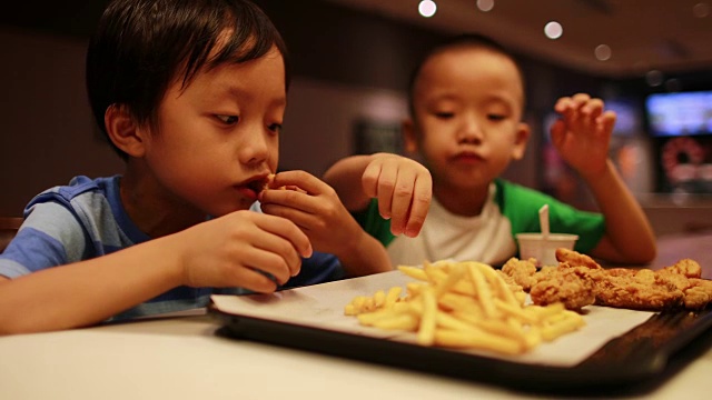 孩子们吃午餐视频素材