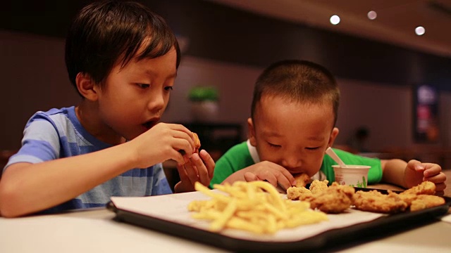 孩子们吃午餐视频素材