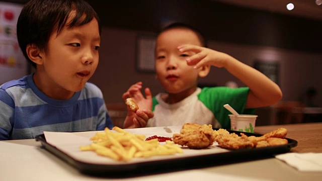 孩子们吃午餐视频素材