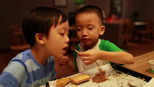 孩子们吃午餐视频素材