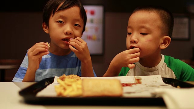 孩子们吃午餐视频素材