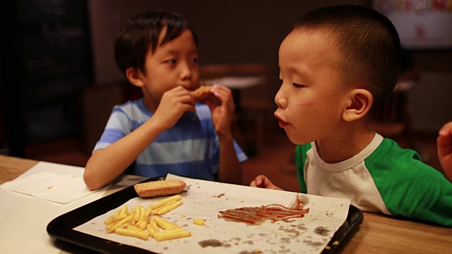 孩子们吃午餐视频素材