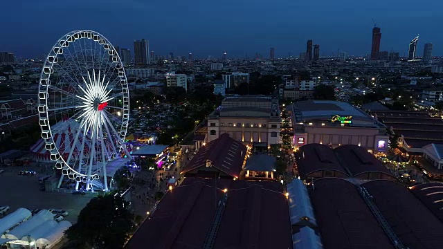 曼谷，泰国:无人机在亚洲河畔和湄南河的夜间鸟瞰图视频下载