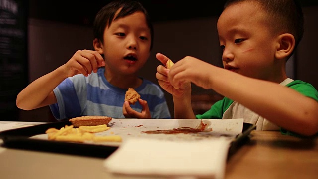 孩子们吃午餐视频素材