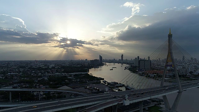 普密蓬桥和河鸟瞰风景在泰国曼谷视频素材