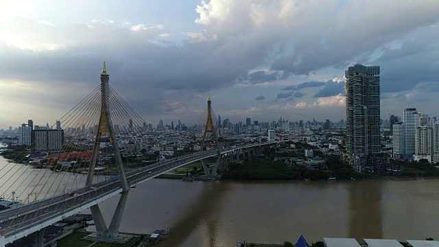 普密蓬桥和河鸟瞰风景在泰国曼谷视频素材