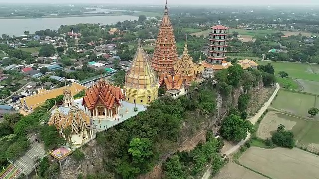 泰国北碧府的老虎洞寺(Wat Tham Sua)是一个美丽的日子，所以它很受游客和外国人的欢迎视频下载