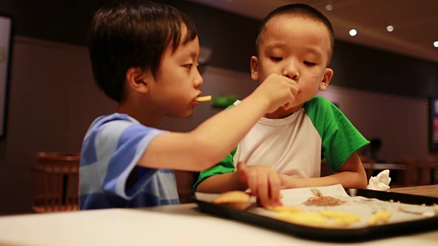 孩子们吃午餐视频素材