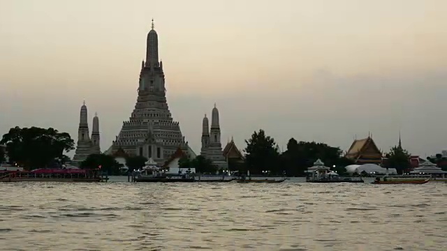 泰国曼谷日落时的阿隆寺。Wat Arun是泰国最著名的地标之一视频素材