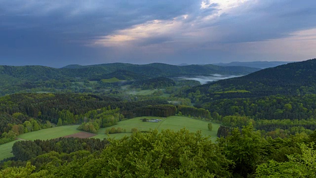 日出景观与雷阵雨和彩虹，Vorderweidenthal, Pfälzerwald，莱茵兰-普法尔茨，德国视频素材