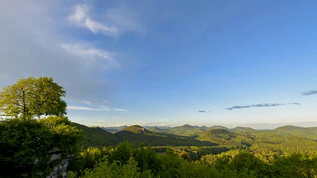 阳光和云彩的景观，Vorderweidenthal, Pfälzerwald，莱茵兰-普法尔茨，德国视频素材