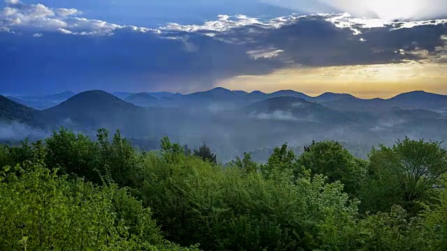 日出景观与雷阵雨，Vorderweidenthal, Pfälzerwald，莱茵兰-普法尔茨，德国视频素材