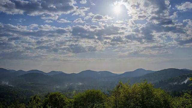 风景与早晨的太阳和云，Vorderweidenthal, Pfälzerwald，莱茵兰-普法尔茨，德国视频素材