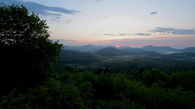 日出景观，Vorderweidenthal, Pfälzerwald，莱茵兰-普法尔茨，德国视频素材