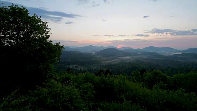 日出景观，Vorderweidenthal, Pfälzerwald，莱茵兰-普法尔茨，德国视频素材