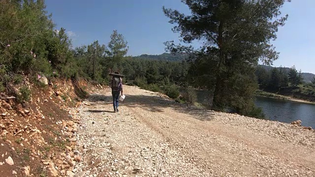 女子背包徒步旅行在山顶的太阳耀斑。冒险。视频素材