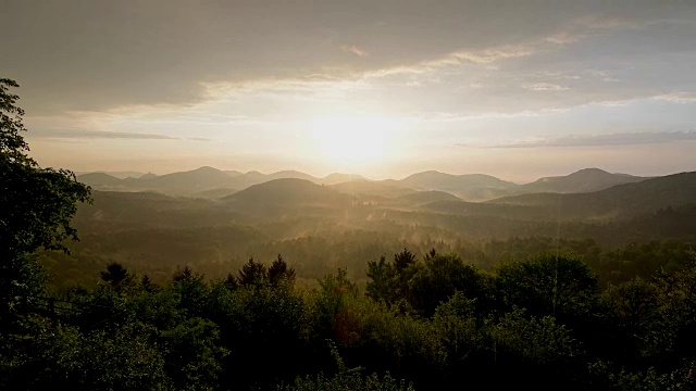 日出景观与雷阵雨，Vorderweidenthal, Pfälzerwald，莱茵兰-普法尔茨，德国视频素材