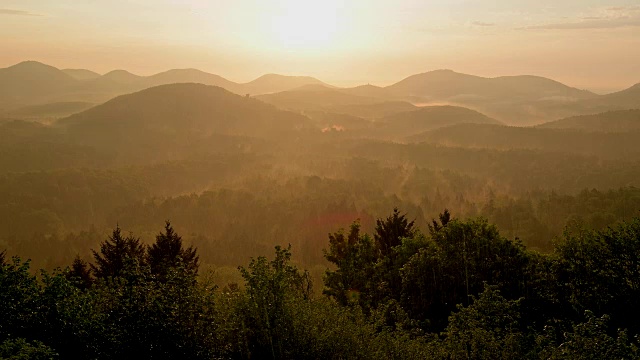 日出景观，Vorderweidenthal, Pfälzerwald，莱茵兰-普法尔茨，德国视频素材