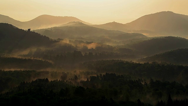 日出景观，Vorderweidenthal, Pfälzerwald，莱茵兰-普法尔茨，德国视频素材